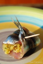 Prepping fresh anchovies bite | Recipe: Mamma Linda | Photo ©OrsolaCirielloKogan