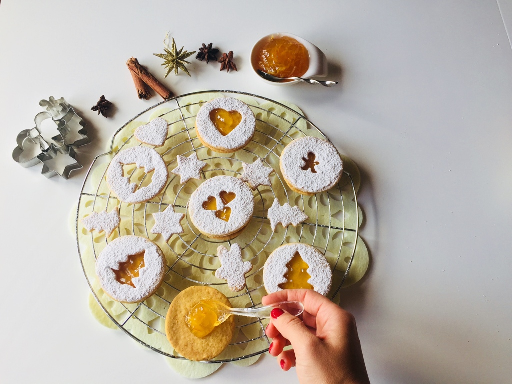 Decorating the cookies : Sara's Linzer Cookies | recipe and photo: ©SaraScutti