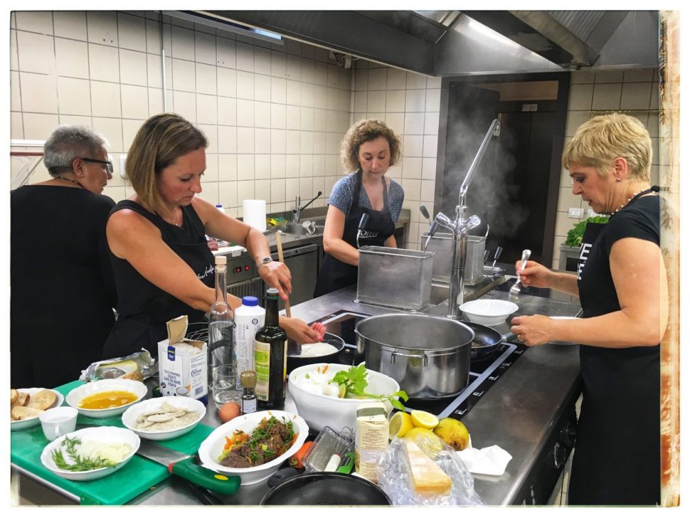 La Grappa del Trentino nel piatto: Palazzo Roccabruna kitchen. A glimpse of Mrs. Maria Grazia Brugnara. The great contestants team: (from left) Paola Bellora, Annalisa Sandri, Ilaria Bertinelli and me ;)